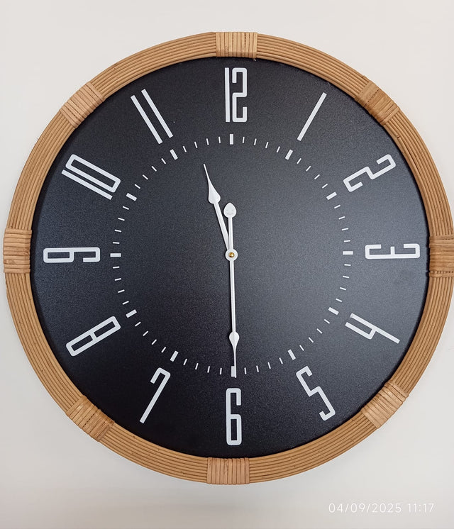 Reloj de pared negro y ratán